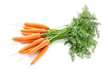 Beyaz arka planda taze havuç