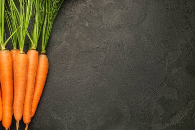 Koyu arkaplanda taze havuç.