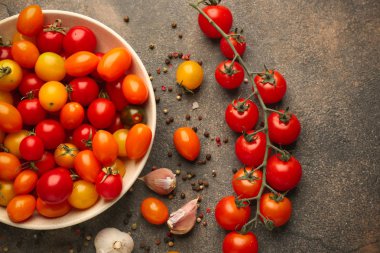 Grunge arka planda farklı taze domates ve baharatlar ile Bowl