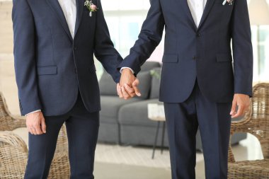 Evde onların düğün gününde Mutlu eşcinsel çift