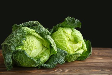 Taze savoy lahana ahşap tablo