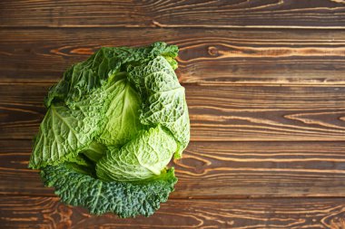 Ahşap arka planda taze savoy lahanası