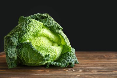 Taze savoy lahana ahşap tablo