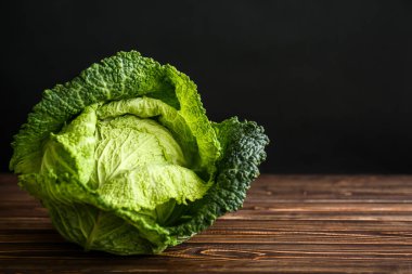 Taze savoy lahana ahşap tablo