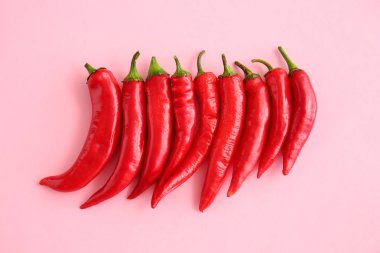 Renkli arka planda kırmızı biber