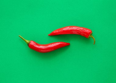 Renkli arka planda kırmızı biber