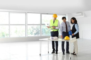 Kapalı bina projesini tartışan mühendislerden oluşan ekip