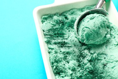 Renkli arka plan üzerinde lezzetli spirulina dondurma ile Bowl, closeup