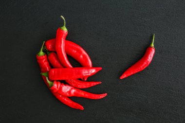 Koyu arkaplanda acı biber