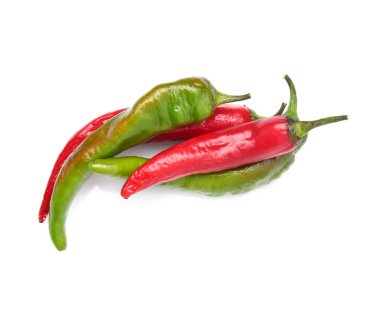 Beyaz arka planda acı kırmızı biber