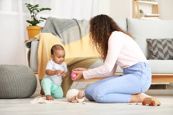 Afro-amerikansk kvinna med sin lilla bebis hemma — Stockfoto
