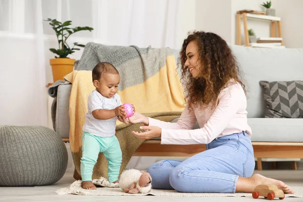 집에서 그녀의 작은 아기와 아프리카 계 미국인 여자 — 스톡 사진