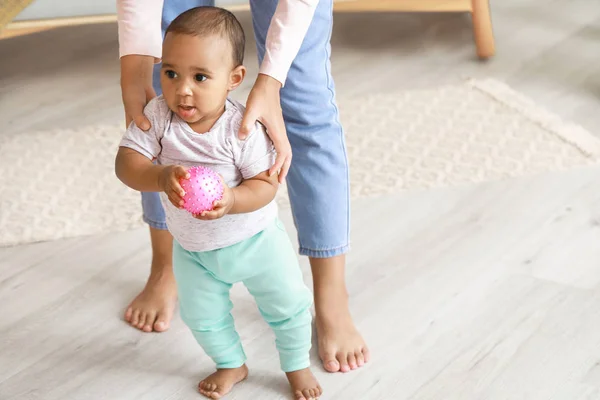 African-American mother teaching her little baby to walk at home — Stock Photo, Image