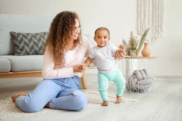 African-American mother teaching her little baby to walk at home — Stock Photo, Image