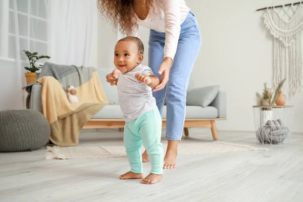 아프리카계 미국인 어머니는 집에서 걷는 그녀의 작은 아기를 가르치는 — 스톡 사진