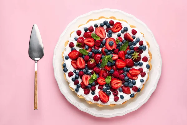 Tasty berry pie and spatula on color background — Stock Photo, Image