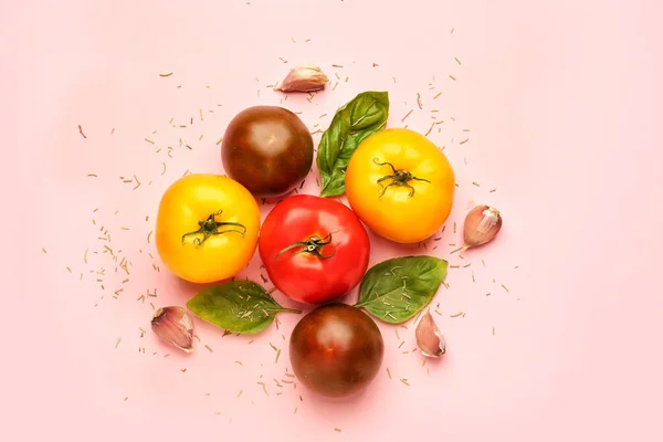 Różne świeże pomidory na kolorowym tle — Zdjęcie stockowe
