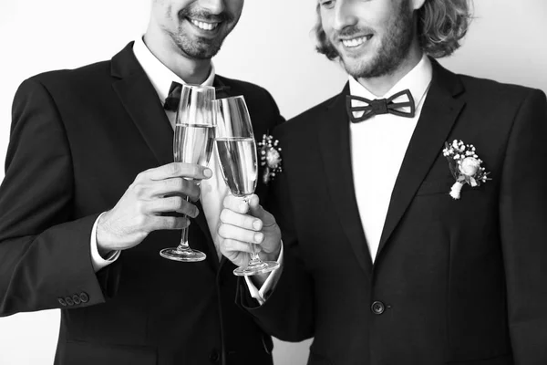 Happy Gay para z szampanem na dzień ślubu przed światłem tle — Zdjęcie stockowe