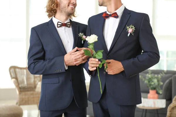 Feliz gay casal no seu casamento dia no casa — Fotografia de Stock