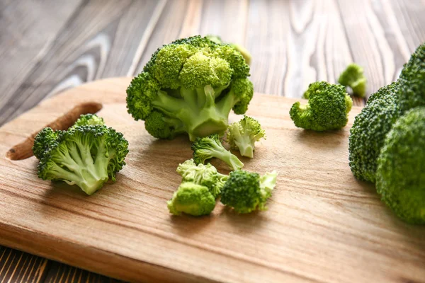 Cavolo broccolo fresco su tavola di legno — Foto Stock
