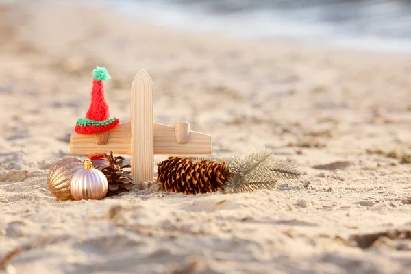 Houten vliegtuig met decor aan zee kust. Kerst vakantie — Stockfoto