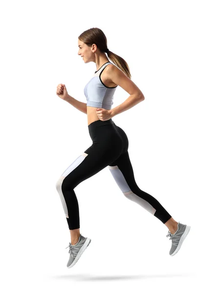Sportieve jonge vrouw lopen tegen de witte achtergrond — Stockfoto