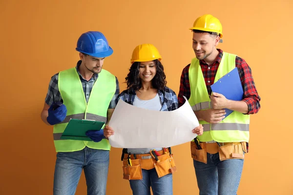 Retrato de arquitectos sobre fondo de color — Foto de Stock