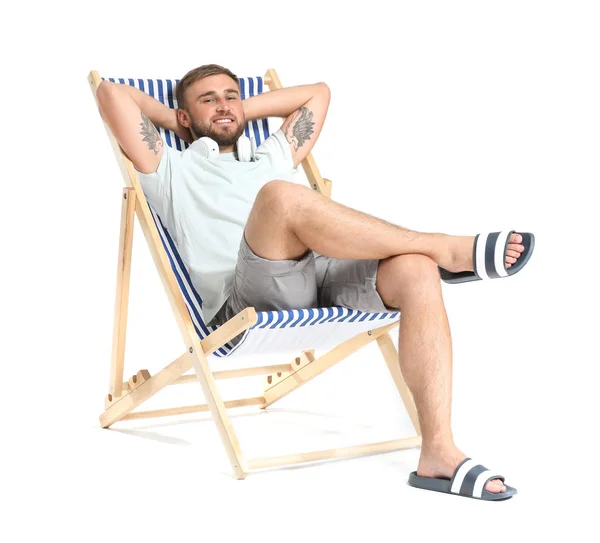 Pohledný mladý muž relaxační na sluníčku proti Bílému pozadí — Stock fotografie