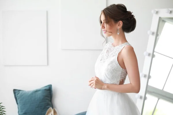 Mooie jonge bruid voor huwelijksceremonie thuis — Stockfoto