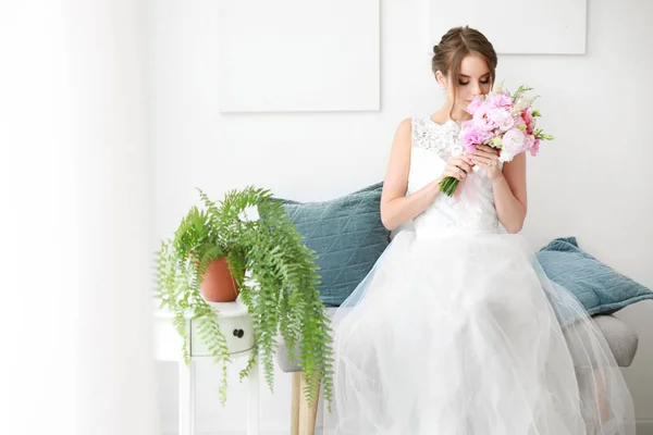 Gyönyörű fiatal menyasszony csokor előtt esküvői szertartás otthon — Stock Fotó