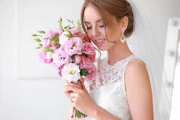 Красива молода наречена з букетом перед весільною церемонією вдома — стокове фото