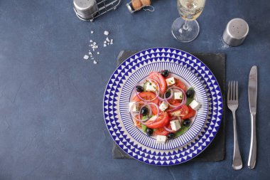 Renkli Yunan salatası tabağı