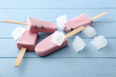 Ahşap masada dondurma küpleri ile lezzetli yaban mersini dondurma