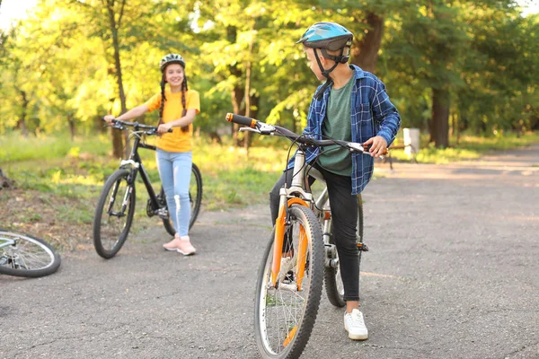 Lindos niños montando bicicletas al aire libre —  Fotos de Stock