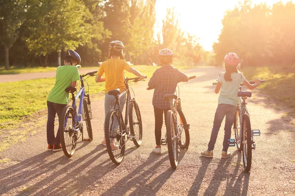 Lindos niños montando bicicletas al aire libre — Foto de Stock