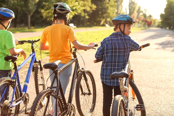 Lindos niños montando bicicletas al aire libre — Foto de Stock