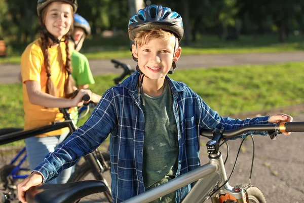 Rozkošné děti s jízdními koly venku — Stock fotografie