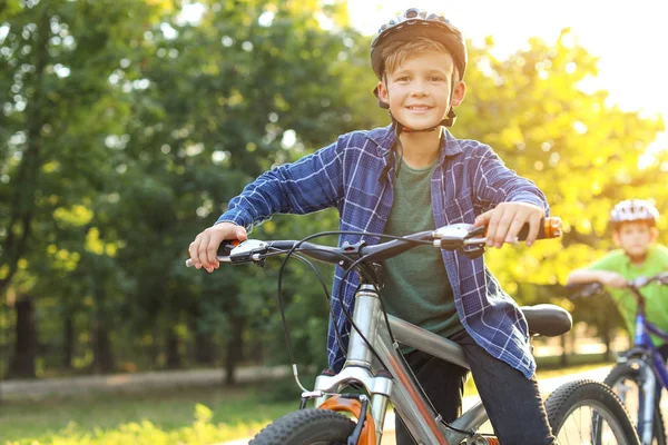 Bonito menino andar de bicicleta ao ar livre — Fotografia de Stock