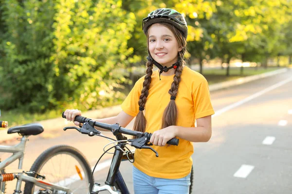 Linda chica montando bicicleta al aire libre —  Fotos de Stock