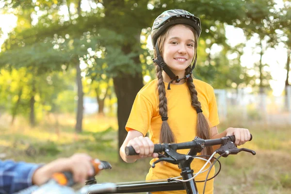 Linda chica montando bicicleta al aire libre —  Fotos de Stock