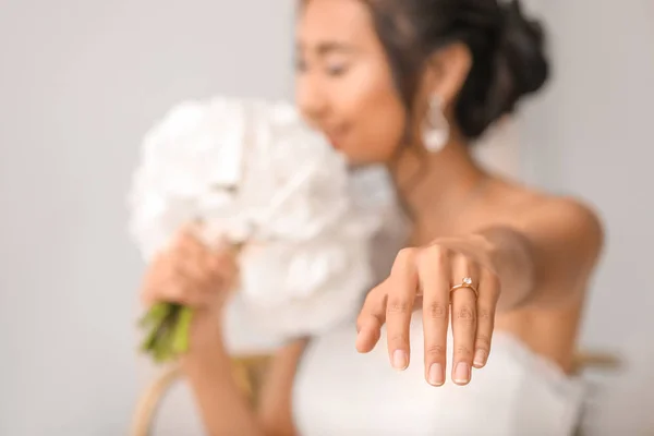 Красива молода Азіатська наречена показує її Весільне кільце — стокове фото