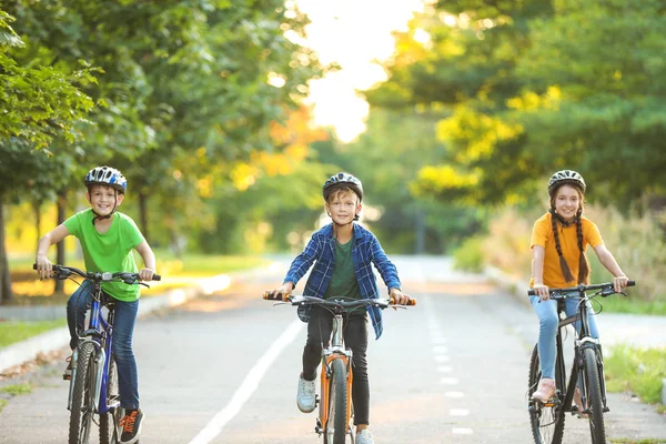 Lindos niños montando bicicletas al aire libre —  Fotos de Stock