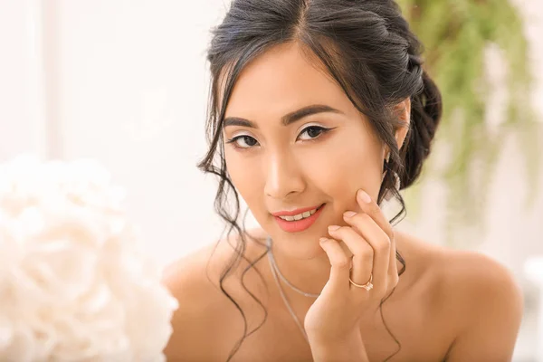 Mooie jonge Aziatische bruid thuis — Stockfoto