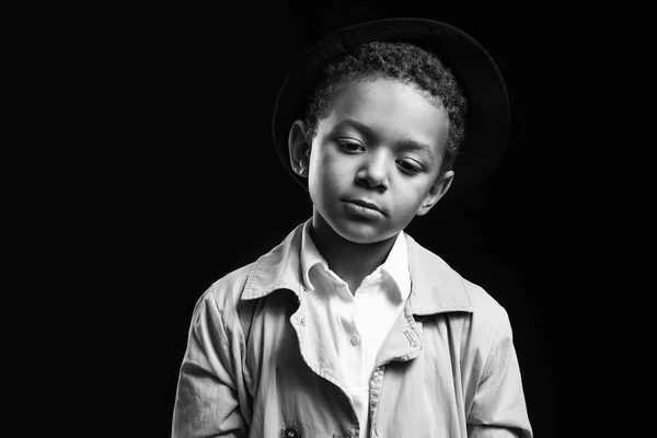 黑暗背景上悲伤的非洲裔美国男孩的黑白肖像 — 图库照片