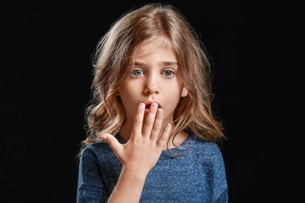 Sorprendida niña sobre fondo oscuro —  Fotos de Stock