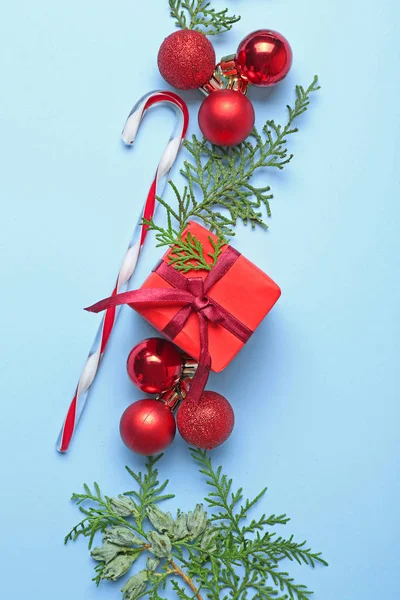 Красивая рождественская композиция на фоне цвета — стоковое фото