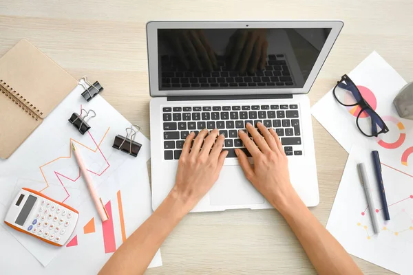 Junge Frau arbeitet am Laptop am Tisch, Draufsicht — Stockfoto