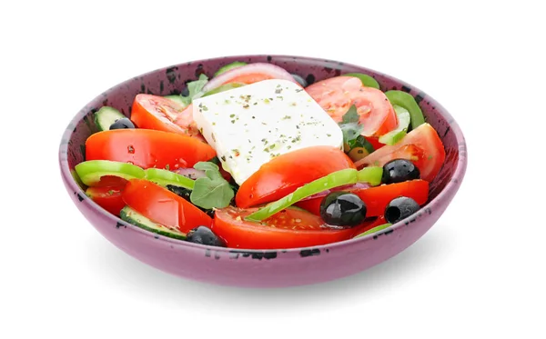 Bord met lekkere Griekse salade op witte achtergrond — Stockfoto