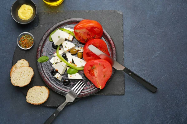 Assiette avec salade grecque savoureuse sur fond sombre — Photo