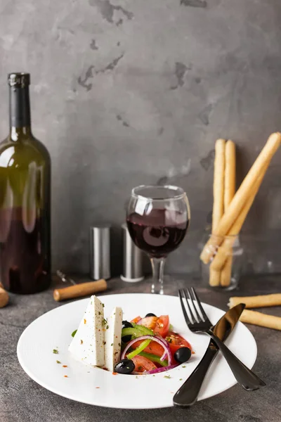Placa con sabrosa ensalada griega en la mesa — Foto de Stock